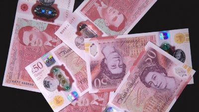 Бумажные банкноты в 10 и 5 фунтов стерлингов уже изъяты, в то время как бумажные банкноты в 20 и 50 фунтов стерлингов не могут быть использованы после 30 сентября 2022 года.
