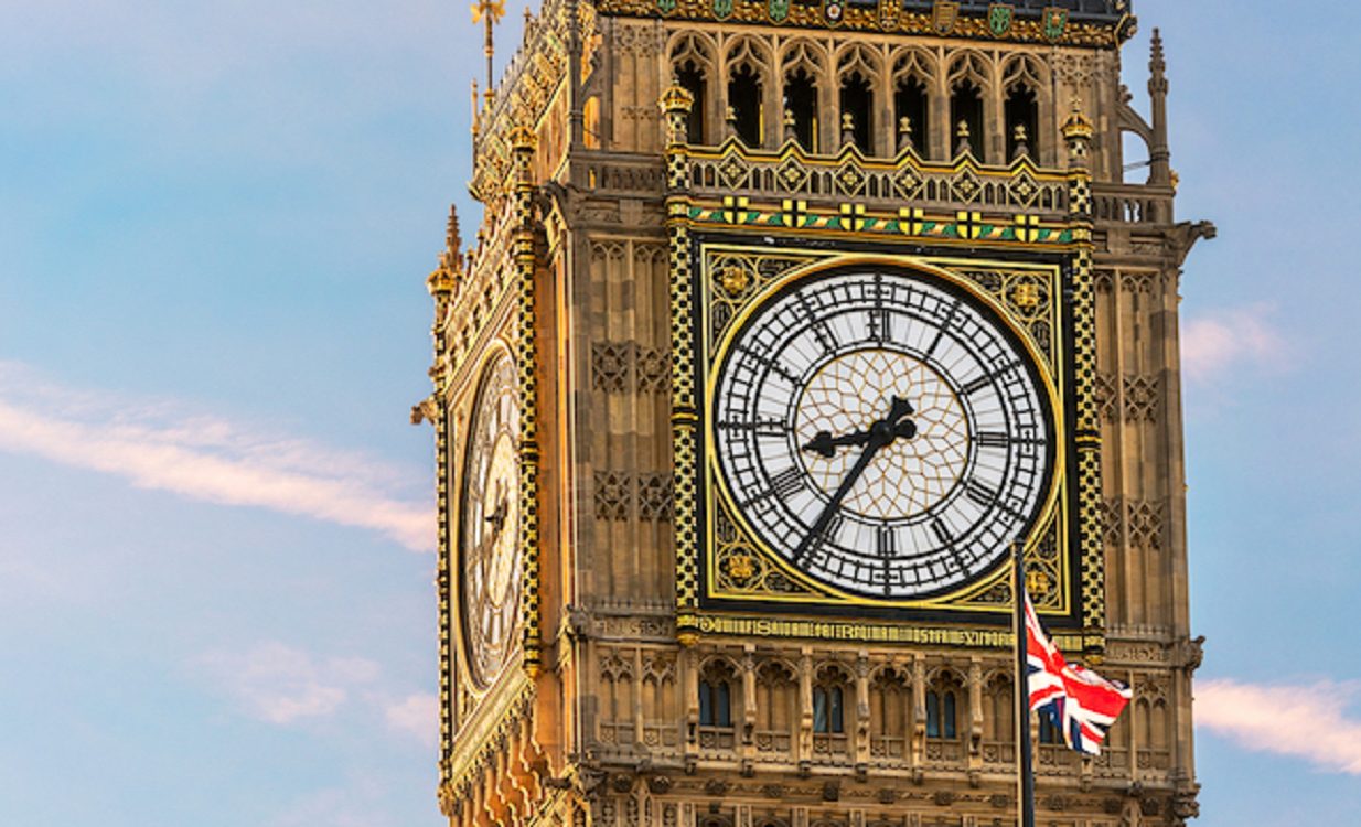 Big 8 часы. Часовая башня Биг Бен. Биг-Бен (башня Елизаветы). Часы Биг Бен в Лондоне. Биг бэнд часы в Англии.