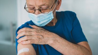 Люди в возрасте 75 лет и старше, жители домов престарелых и люди с ослабленной иммунной системой теперь могут заказать дополнительный бустер против Covid в Англии.