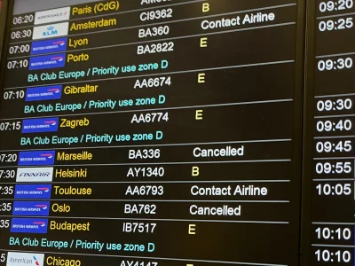 Пассажиры, пытавшиеся вылететь на пасхальные каникулы, столкнулись с многочасовыми очередями и задержками службы безопасности, а также с отменой рейсов в последнюю минуту в аэропортах по всей Великобритании.