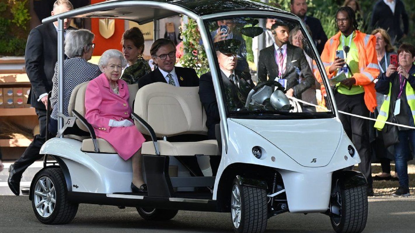 Queen использует багги для посещения выставки цветов в Челси