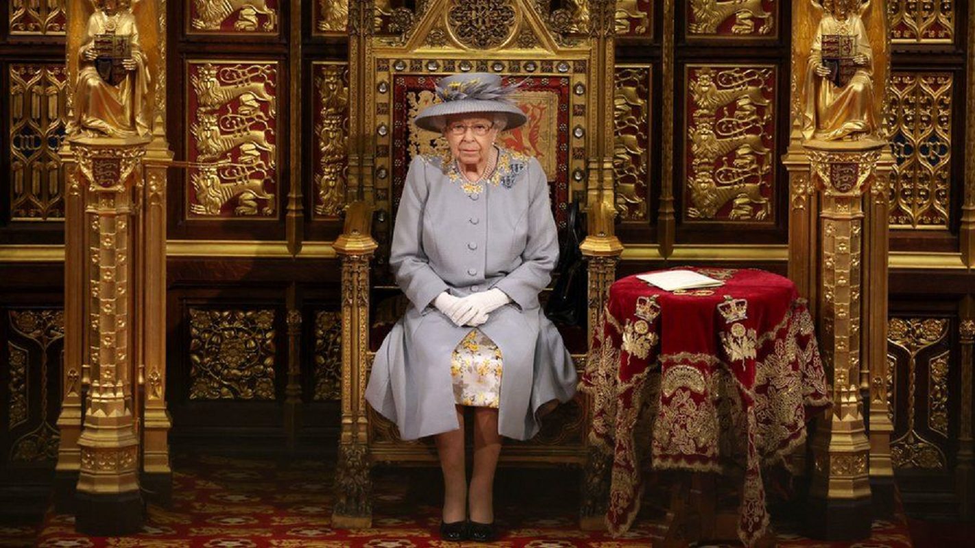 Королева передает Карлу право государственного открытия парламента