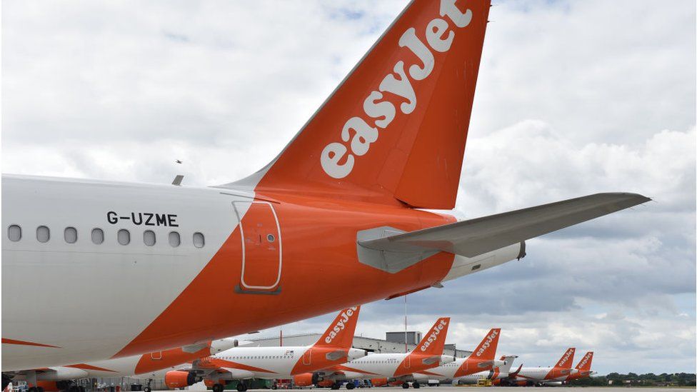 Авиакомпании, в том числе Easyjet и Wizz Air, отменили десятки рейсов из-за продолжающихся сбоев в авиаперевозках в Великобритании.
