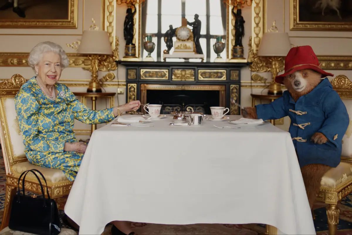Медведь Паддингтон принимает чай – и мармелад – с Королевой в юбилейном видео