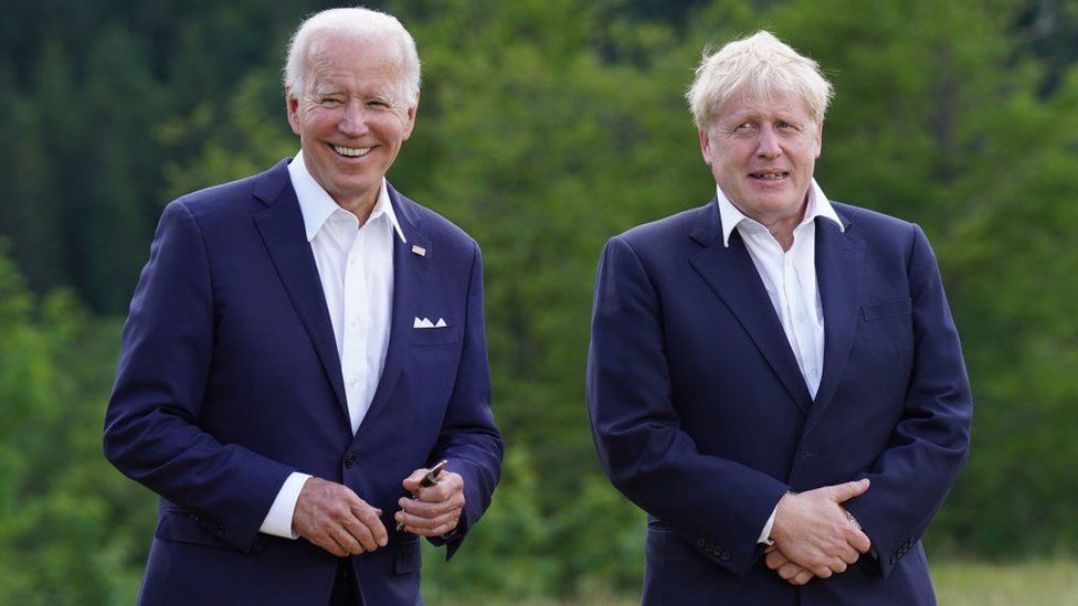 Лидеры G7, в том числе президент США Джо Байден (слева) и премьер-министр Великобритании Борис Джонсон