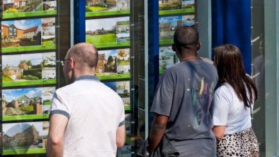 Люди в Англии, надеющиеся найти недвижимость для аренды, идут на все большее, чтобы обеспечить себе дом.