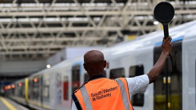 Путешественники сталкиваются с сокращением железнодорожного сообщения в Англии, Шотландии и Уэльсе