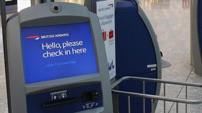 Сотни работников British Airways в аэропорту Хитроу проголосовали за забастовку из-за зарплаты.