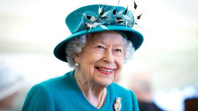 Королева отправилась в свой частный шотландский дом Балморал для начала своих традиционных летних каникул.