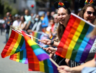 Тысячи людей собираются на Pride в Лондоне