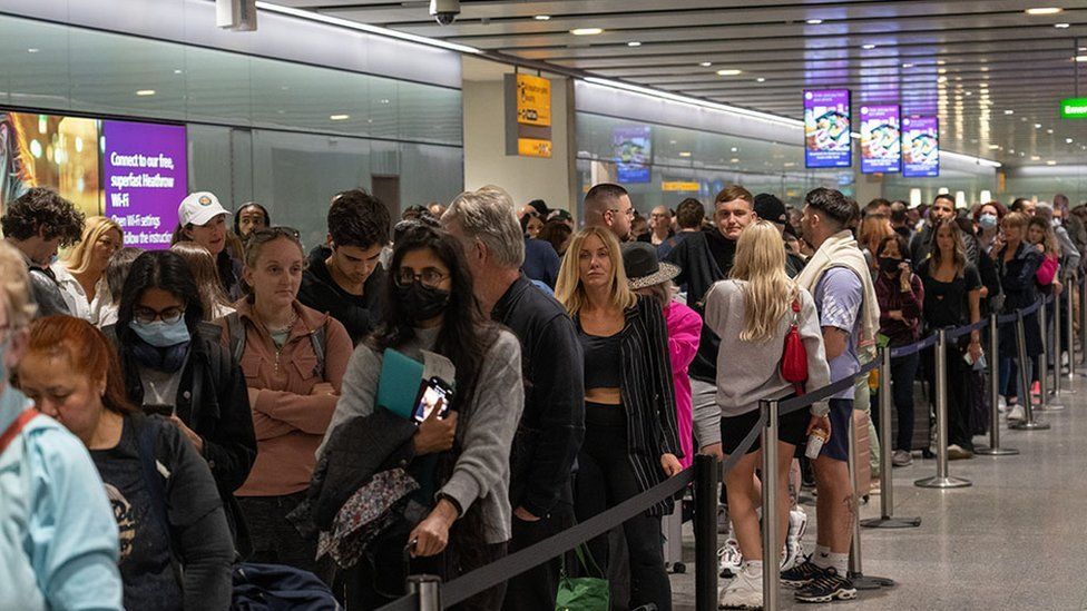 Ryanair раскритиковал аэропорты за то, что они не набрали достаточно персонала