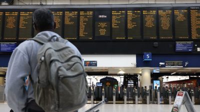 В Великобритании машинисты поездов поездов в девяти железнодорожных компаниях бастуют 13 августа
