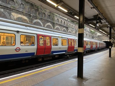 В Великобритании пассажиры поездов сталкиваются с большим количеством сбоев