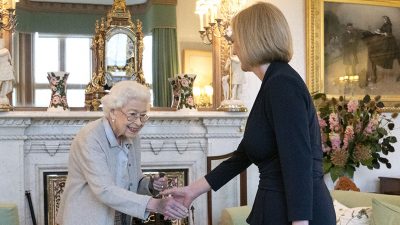 Королева официально назначила Лиз Трасс новым премьер-министром Великобритании