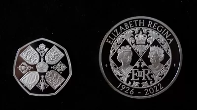 На реверсе новой монеты в 5 фунтов стерлингов изображены два новых портрета королевы