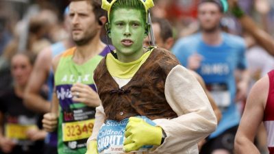 Бегун, одетый как Шрек на марафон в Лондоне