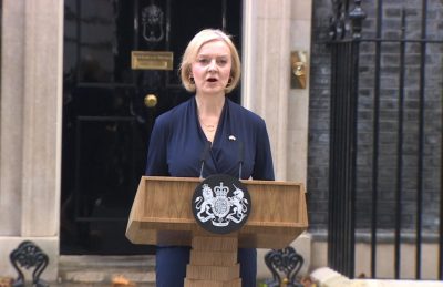 Несколько минут назад Лиз Трусс объявила, что уходит в отставку с поста премьер-министра UK