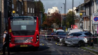 Двое мужчин погибли после сообщений о выстрелах, которые были слышны на оживленной улице на юге Лондона.