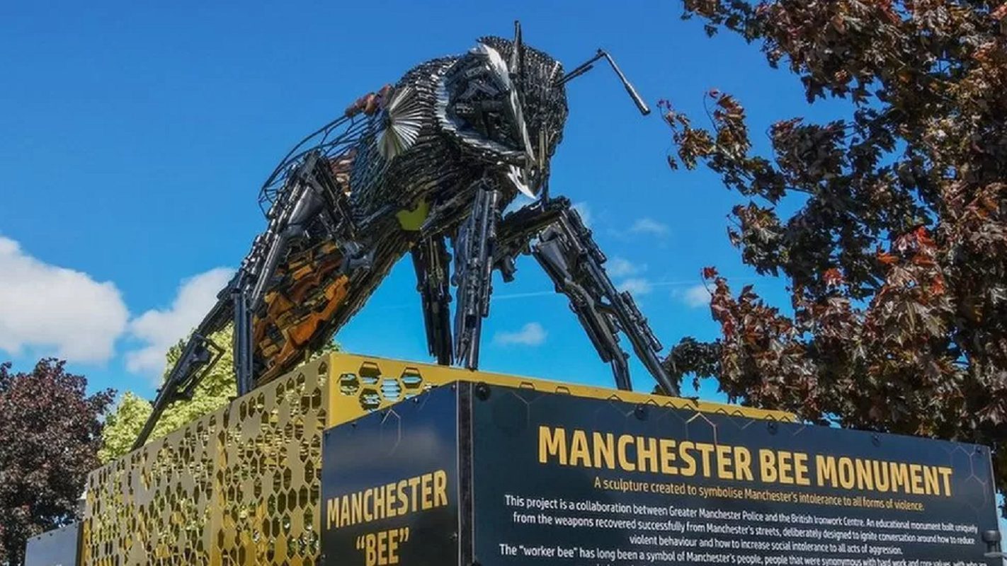 Гигантская скульптура пчелы из изъятого оружия