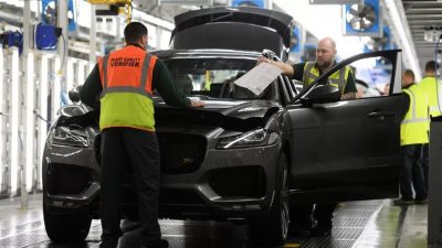 Автопроизводитель автомобилей в Англии Jaguar Land Rover (JLR) сокращает производство на своих заводах в Солихалле и Хейлвуде