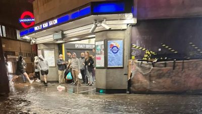 Наводнение вызывает сбои в поездках по всему Лондону