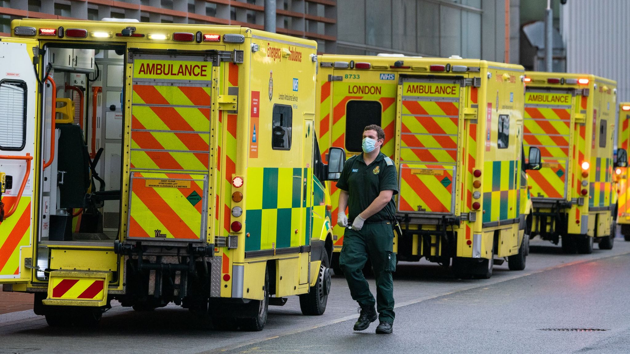 В Великобритании машины скорой помощи будут ездить на «опасные для жизни» вызовы во время забастовок.