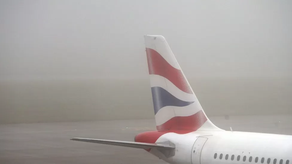 Десятки рейсов были отменены в Хитроу из-за ледяного тумана.