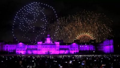 12-минутный фейерверк осветил небо над Биг-Беном и Лондонским глазом в центре Лондона