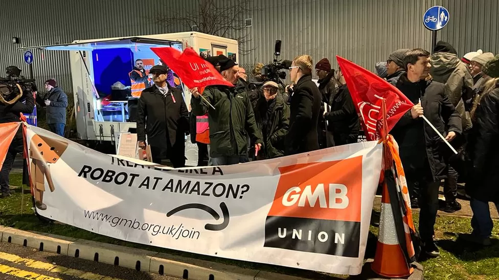 Работники Amazon проводят первую в истории Великобританию забастовку