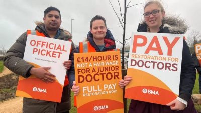 Младшие врачи по всей Англии начали четырехдневную забастовку