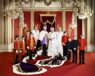 Король, его сын и внук были сфотографированы в день коронации в Букингемском дворце