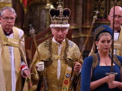 Момент коронации Карла III во время пышной коронации