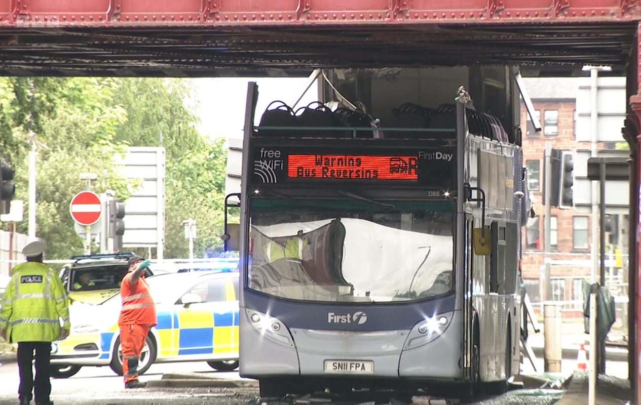 10 человек попали в больницу после того, как в результате аварии на мосту в Глазго сорвало крышу автобуса