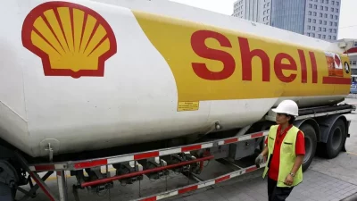 Деловые новости Великобритании: Прибыль Shell падает из-за падения цен на нефть и газ.