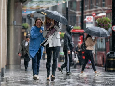 Погода в Англии: «Опасно для жизни»: предупреждение о шторме Агнес.