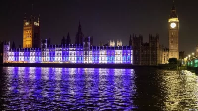 Вестминстерский дворец был освещен в понедельник вечером в цветах израильского флага. 