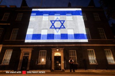 Сегодня вечером на Даунинг-стрит сияет израильский флаг в знак солидарности с народом Израиля.