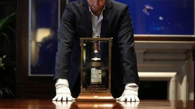 Бутылка виски почти 100-летней выдержки побила аукционный рекорд.