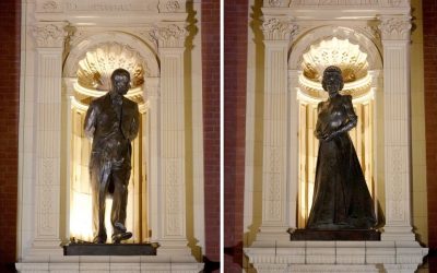 Король Карл III открыл статуи Елизаветы II и принца Филиппа в натуральную величину.