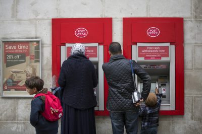 В Великобритании 460 миллионов фунтов стерлингов было снято в банкоматах 22 декабря.