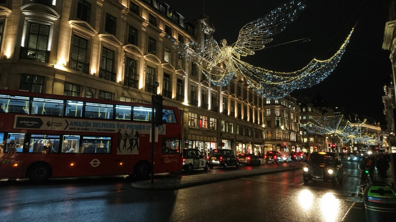 В Англии тысячи магазинов закроются на Рождество.