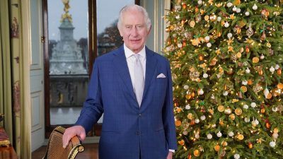 Король Англии использует рождественское послание, чтобы похвалить свой народ.
