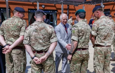 Король Чарльз встретился с солдатами и сотрудниками 3-й Королевской военно-инженерной школы (3RSME) в казармах Гибралтара.