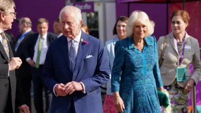 Король и королева посетили цветочную выставку в Челси.