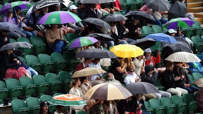 Погода в Великобритании разочаровывает зрителей Уимблдонского турнира.