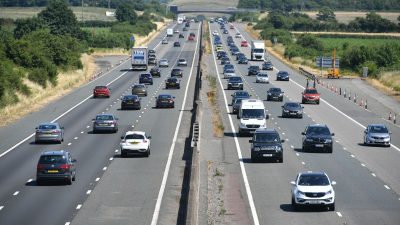 В Великобритании на трассе М4 и М48 закрыты после обнаружения человеческих останков.